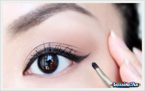 Eyeliner Sürmək üçün 5 Praktiki Üsul - Video Dərs - LoaDinG.Az