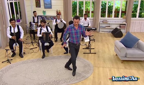 Əməkdar artist efirdə "Lambada" oynadı - Video