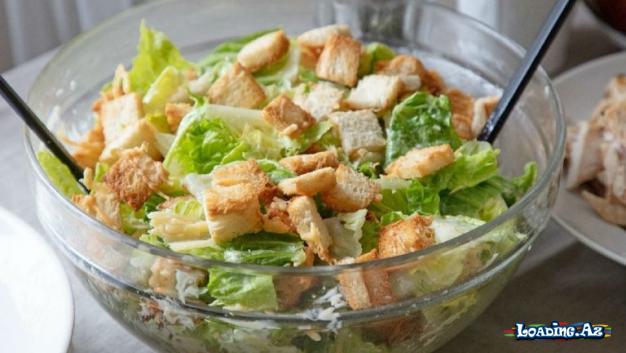 Pəhrizdə Olanlar Üçün Qatıqlı Sous ilə Sezar Salatı