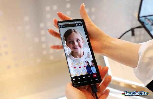Samsung iki istiqamətdə qatlana bilən yeni ekranını sərgiləyib