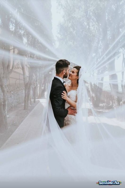 Sevgi bir orduyu meydan oxuyarkən, bir nəfərə əsir düşməkdir.