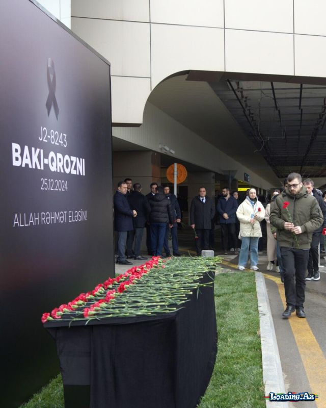 В Бакинском аэропорту установлен мемориальный стенд в связи с авиакатастрофой в Актау - LoaDinG.Az