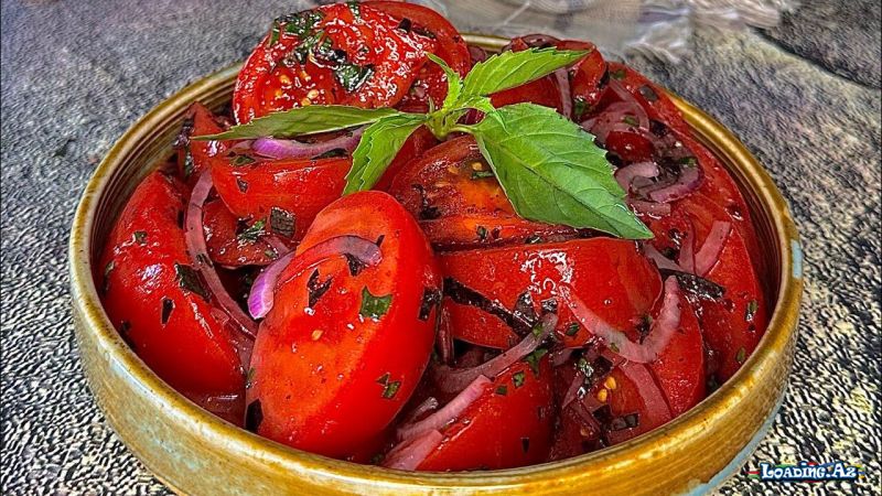 Yeni pomidor salatının resepti - LoaDinG.Az