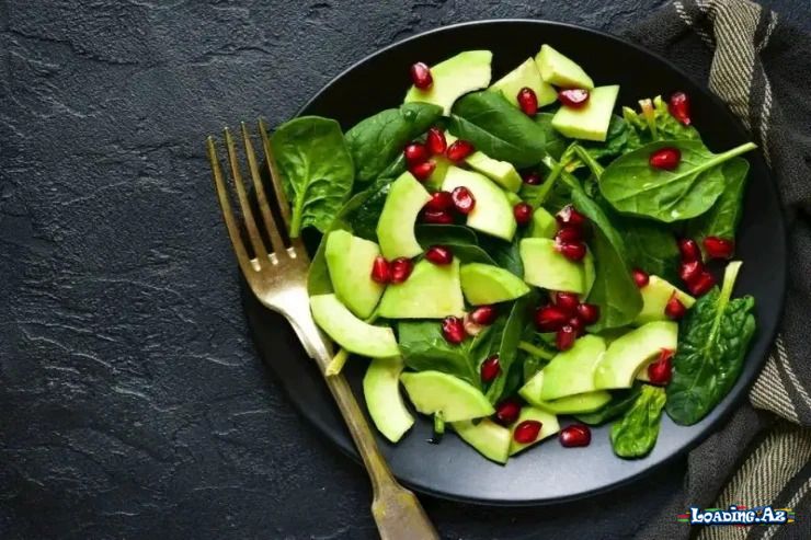 Avokado, nar və qızardılmış quzu ətindən salat