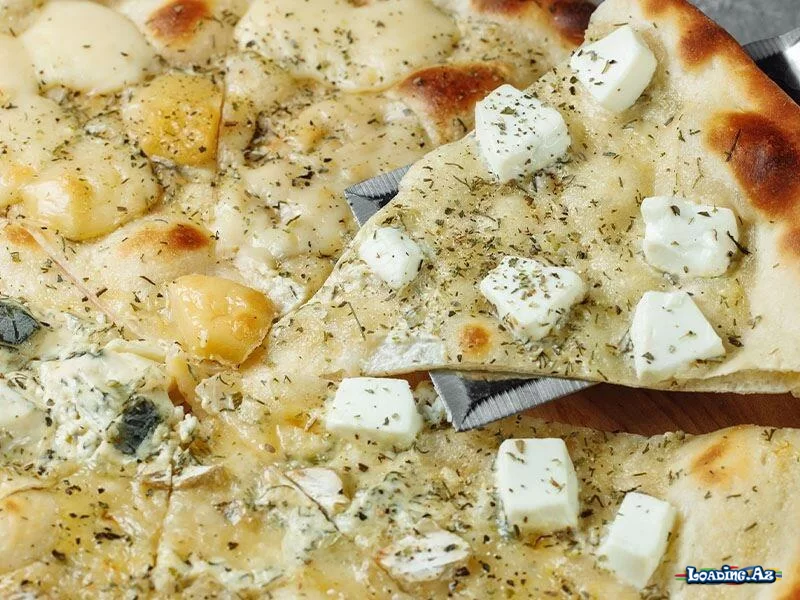 Ən dadlı 4 pendirli pizza hazırlanması - LoaDinG.Az