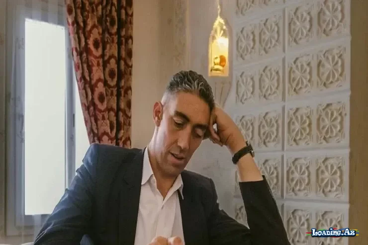 Üç çarpayıda yatır, mikroavtobuslarda səyahət edir - Dünyanın ən uzun adamı necə yaşayır? - LoaDinG.Az
