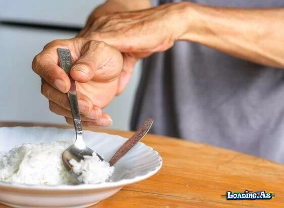 20 yaşlarda belə başlaya bilər: "Parkinson"un gizli əlamətləri