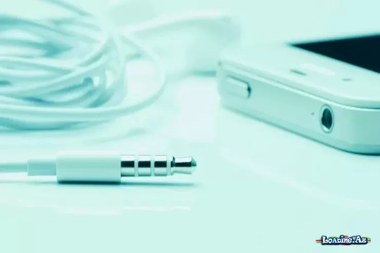 Qulaqlıq yuvası olan 7 ən yaxşı  Android smartfonu - LoaDinG.Az
