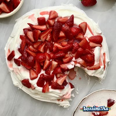 Çiyələkli Pavlova - LoaDinG.Az